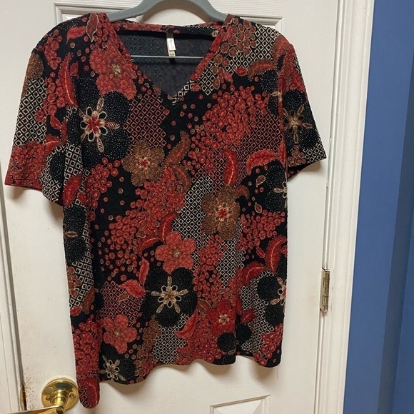 White Stag Woman's Plus Size XXL (20) Red Black Floral Textured Top Blouse. - Picture 3 of 9